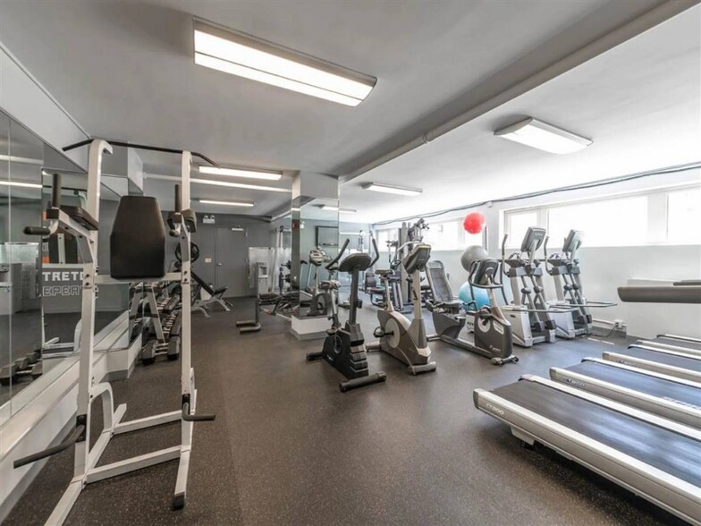 Building Photo - 2913 N Sheridan Rd