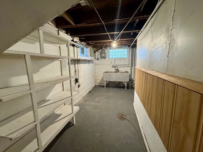 Building Photo - Beautiful 3 bedroom, 1 bath single family home with large fenced yard/ Garage /Central AC / Appli...