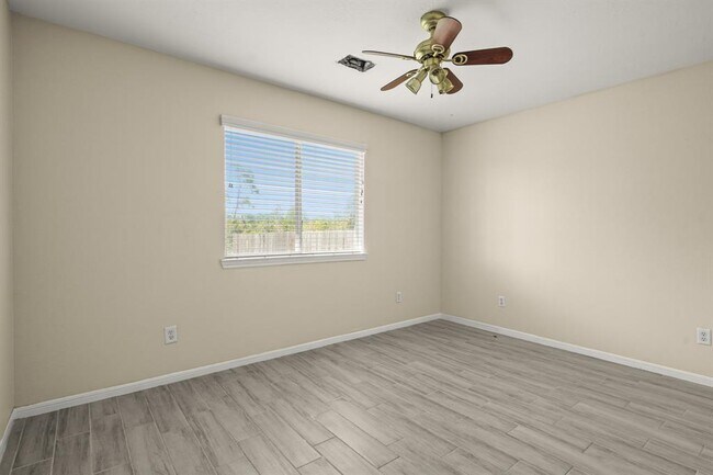 Building Photo - 420 Woodlake Dr