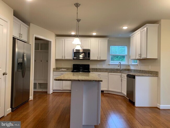 Building Photo - 6906 Lunette Ln