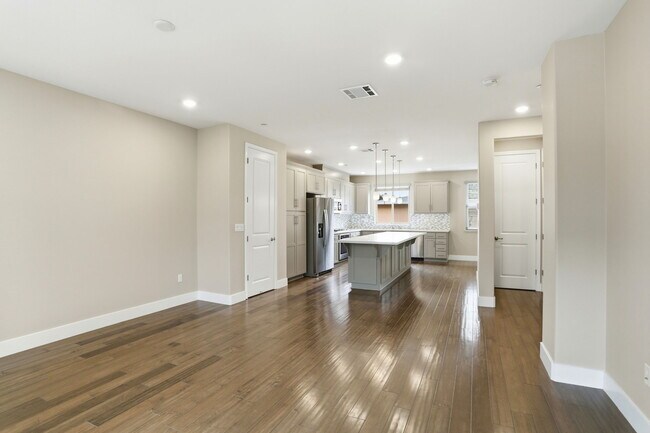 Building Photo - 621 Cinnamon Cir