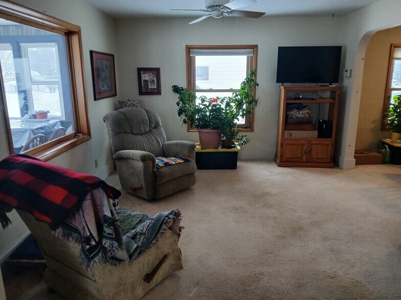 Building Photo - 321 W Mcmillan Ave