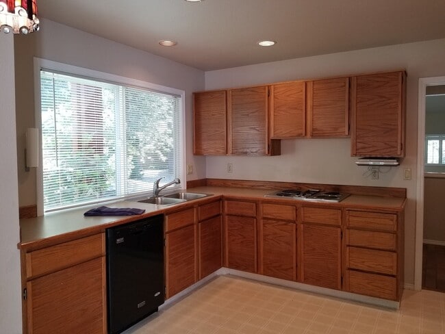 Building Photo - CUTE & CLASSY IN LAKE OSWEGO -MOVE IN READY!