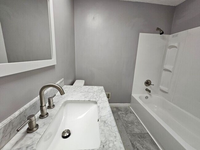 Building Photo - Spacious 3 Bedroom, 1.5 Bath House with Detached Garage