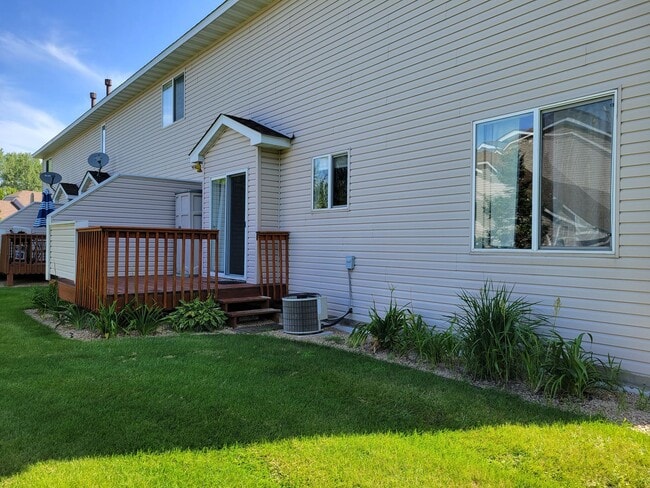 Building Photo - Spacious End Unit Townhouse