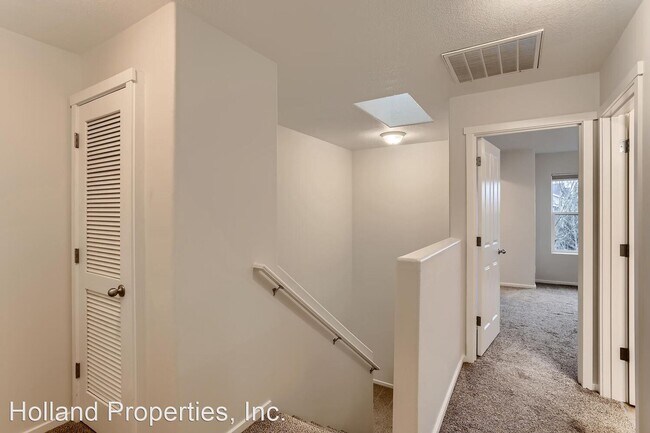 Building Photo - 3 br, 3 bath House - 2155 NE Cadbury Ave