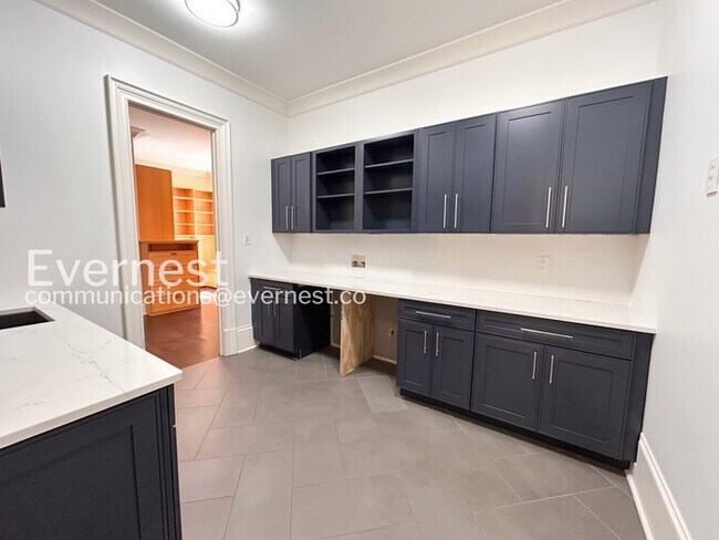 Building Photo - Spacious 7 Bed/8 Bath Home with Garage / Pet-Friendly / Available Now!