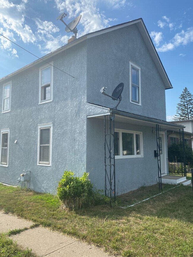 Building Photo - Stylishly Renovated Charming Home on 215 7...