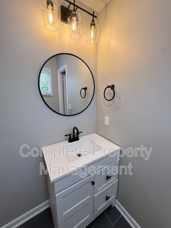 Building Photo - 3153 Woodhaven Dr