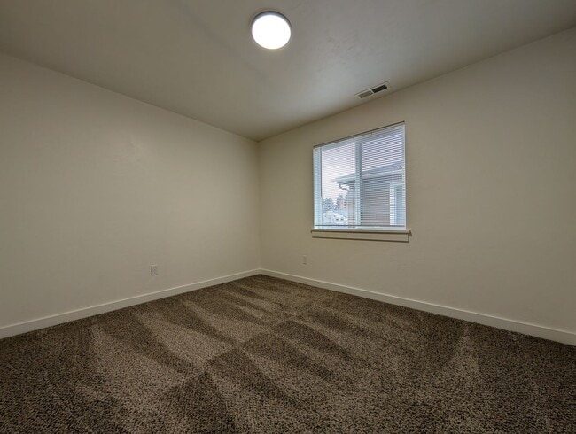 Building Photo - Beautiful 3+ Bedroom, 3 Bath Home With An ...