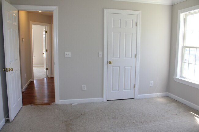 Building Photo - 80 Senter Farm Ct