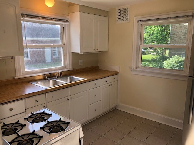 Kitchen 1 - 213 N Brainard St
