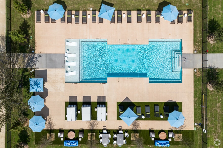 Resort Inspired Pool & Tanning Ledge - Windsor Apartments