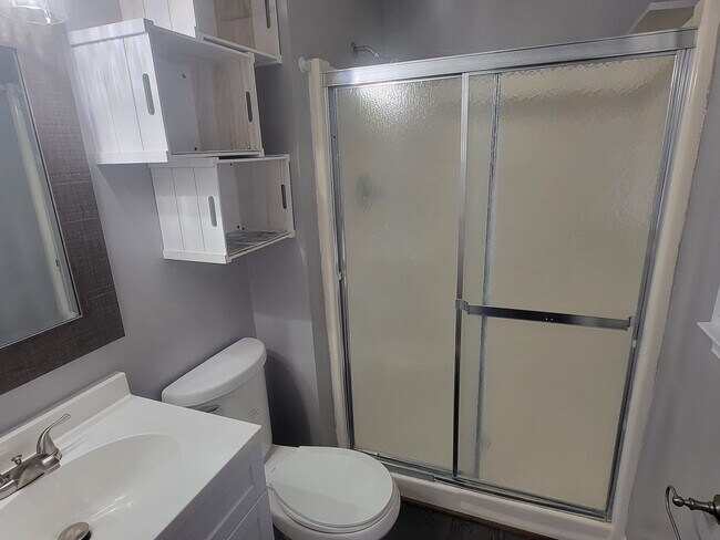 Building Photo - 3 Bedroom 2 Bathroom Home