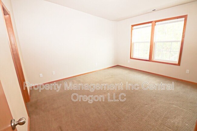 Building Photo - 3041 NE Canoe Ct