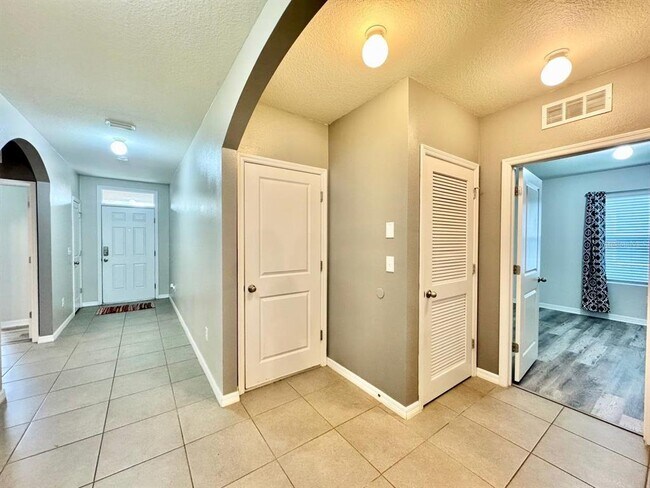 Building Photo - 10626 Park Meadowbrooke Dr