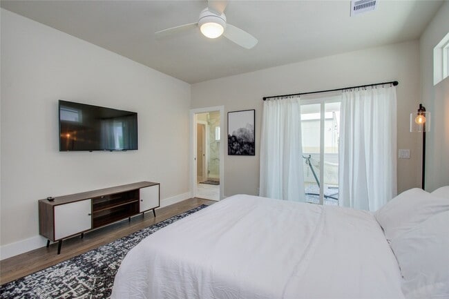 Building Photo - 4914 Noble St