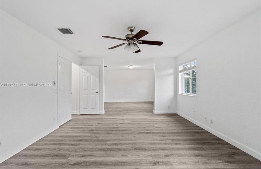 Building Photo - 736 Tulip Cir