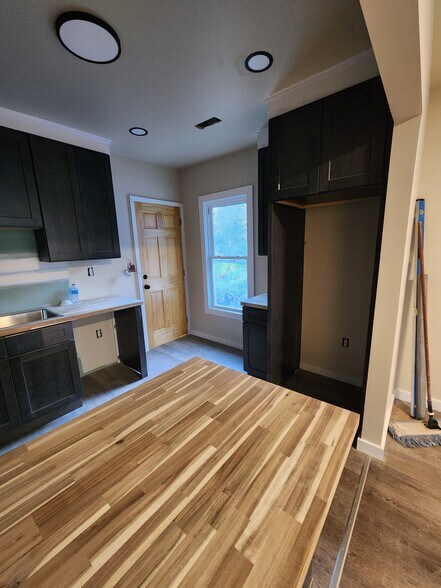 Kitchen - 331 W Colvin St