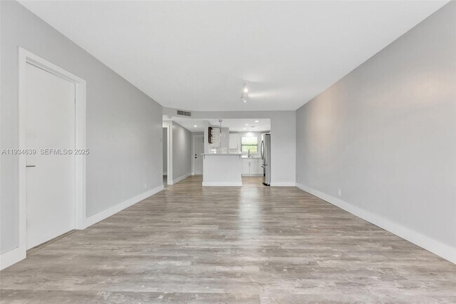 Building Photo - 1400 NE 57th Ct