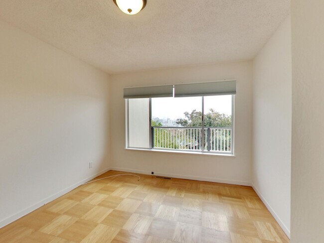 Building Photo - 4BR Home with Jaw-Dropping Views, Garage, ...