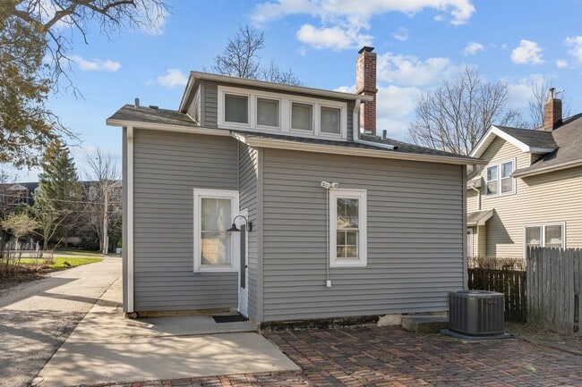 Building Photo - 823 Deerfield Rd