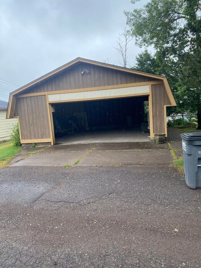 Building Photo - 123 E Ninth St