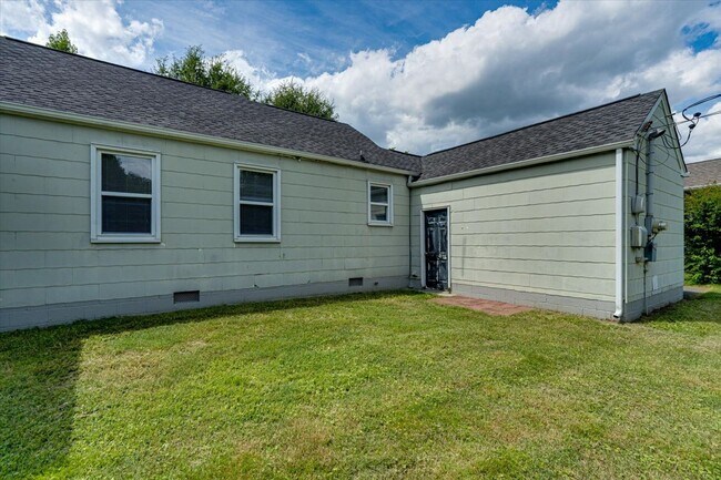 Building Photo - 3 BR 1 BA for Rent - 37415