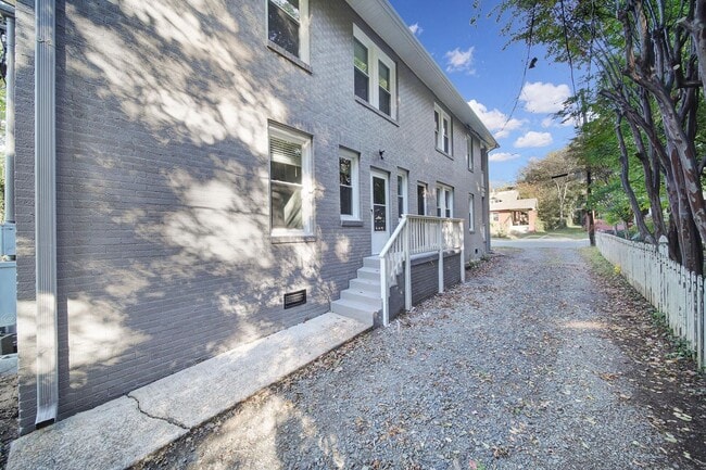 Building Photo - Newly Renovated 1 Bed 1 Bath Condo Near Up...