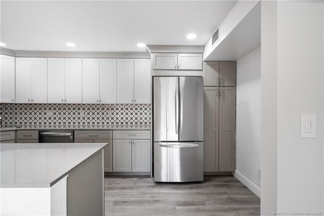 Building Photo - 1935 SW Silver Pine Way