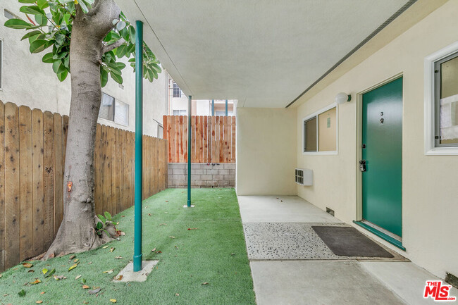 Building Photo - 1333 Barry Ave