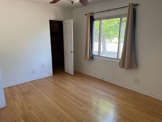 Building Photo - 3 Br, 2 Bath, comes with kitchen appliance...