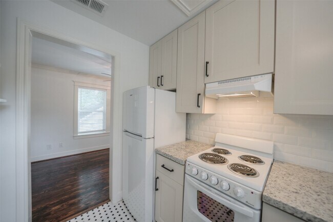 Building Photo - 811 Woodard St