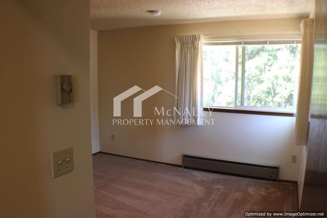 Building Photo - Spacious 3-Bedroom Condo with Detached 1-C...