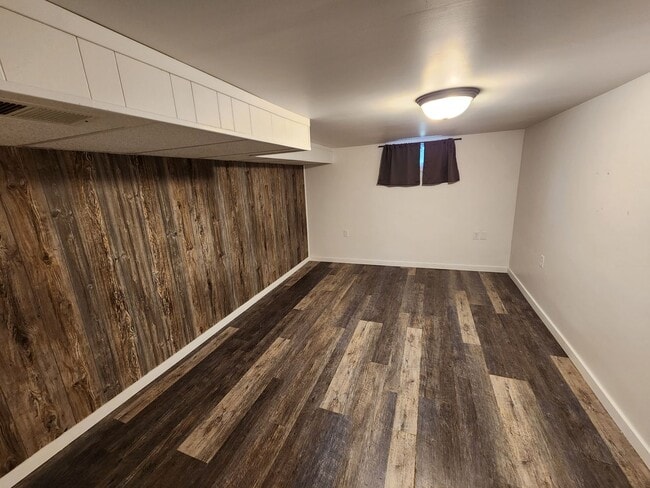 Building Photo - 4 Bedroom in East Moline  MUST SEE!!!