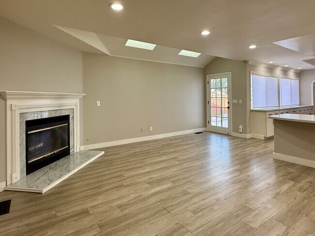 Building Photo - Stunning 4 Bedroom 3 Bath Home in Campbell