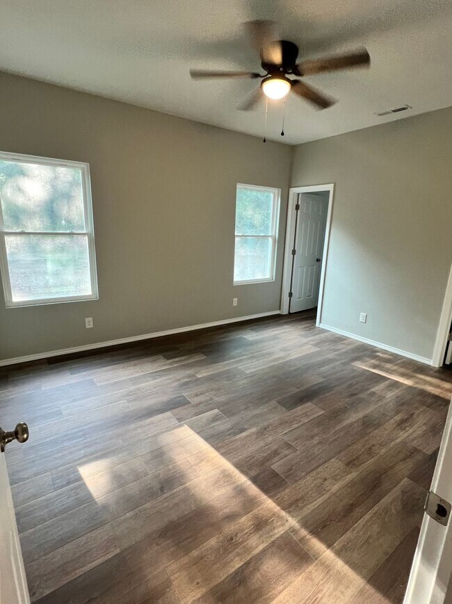 Building Photo - 3 bedroom 2 bath 2 car garage Bolivar MO