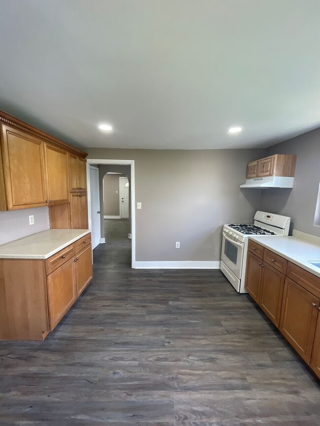Building Photo - Beautifully renovated 5 bed 2 bath home re...