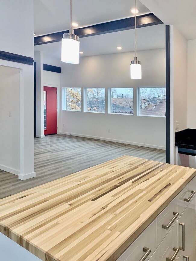 Building Photo - 451 Holcomb Ave