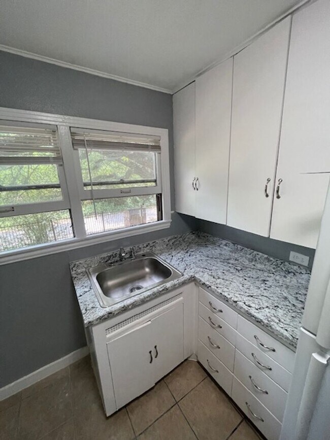 Building Photo - 3406 W Brookview Dr