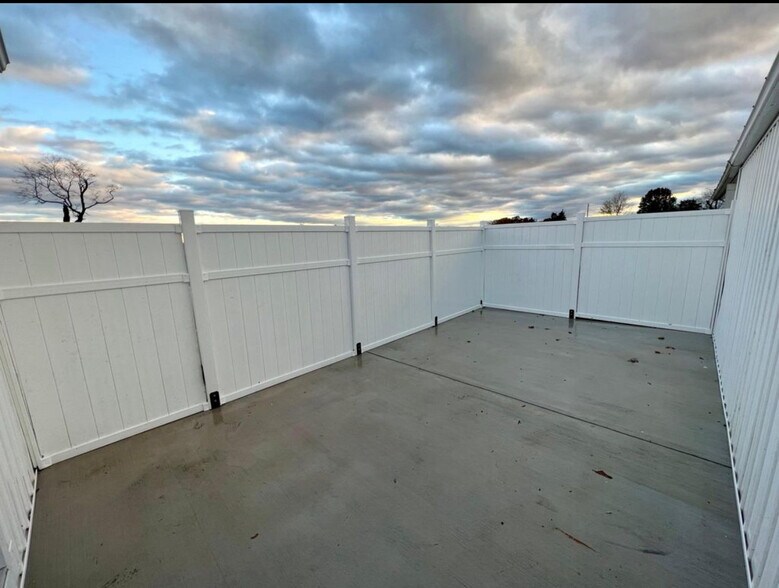 Building Photo - 6688 Bino Rd