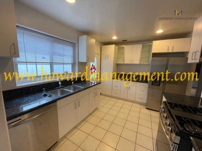 Building Photo - Beautiful home with large Den, hardwood floors, grassy backyard and dettached 2 car garage.