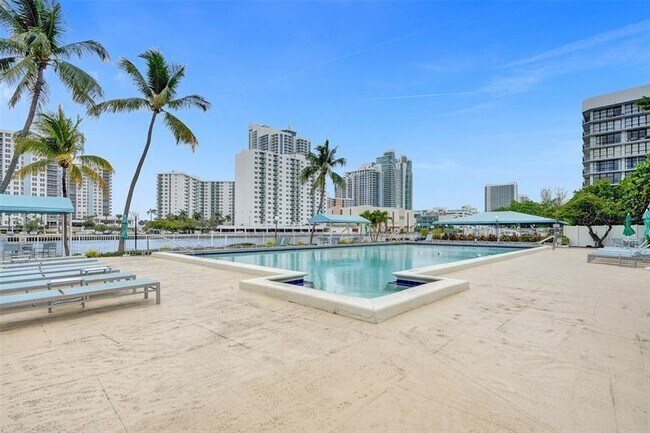 Building Photo - 1000 Parkview Dr