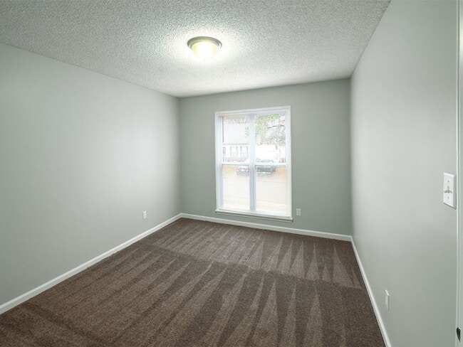 Building Photo - 4 bed, 2.5 bath home with great curb appeal near 385.