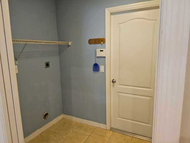 Building Photo - Beautiful 3-Bedroom, 2 bath Home with Screened Porch & Lawn CAre Included