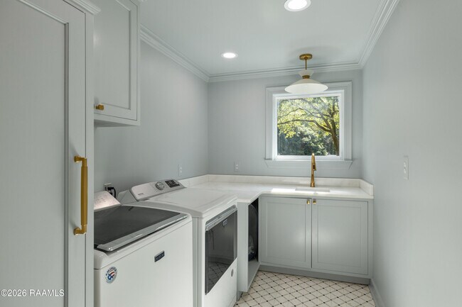 Building Photo - 2407 E Broussard Rd