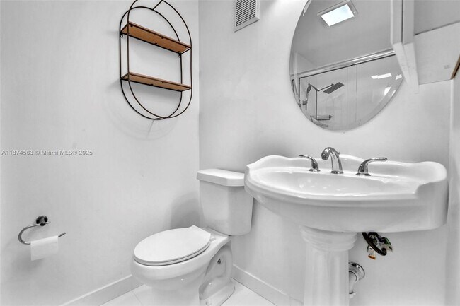 Building Photo - 3825 Estepona Ave