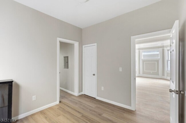 Building Photo - 37 Mapes Ave