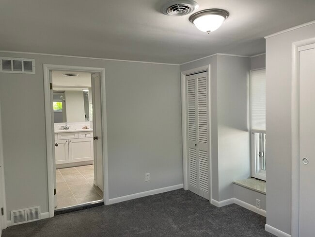 Building Photo - 1142 Broadmoor Pl