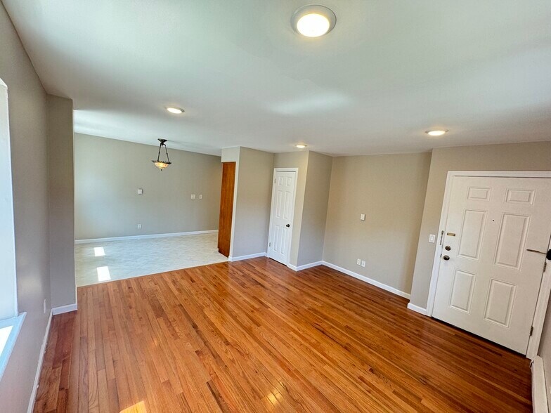 Building Photo - 345 Hudson St